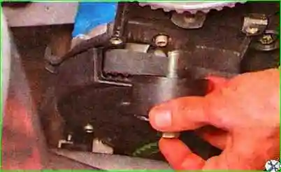 Ersetzen der Steuerantriebsrolle mit automatischem Spanner