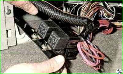 Replacing fuses and relays