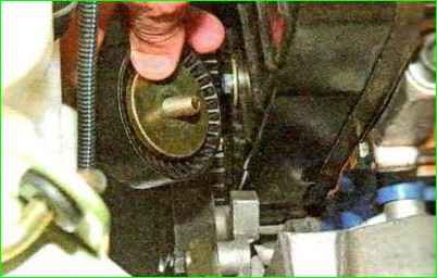 How to replace the tension roller of the Lada Kalina generator