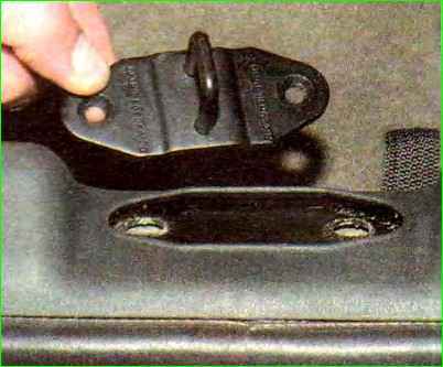 Знімання фіксатора замка кришки багажника