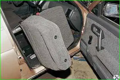 Зняття переднього крісла та санчат Зняття переднього крісла та санок