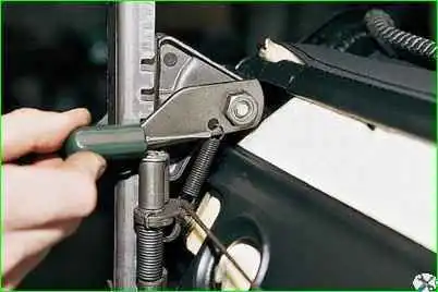 Зняття переднього крісла та санчат Зняття переднього крісла та санок