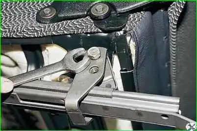 Зняття переднього крісла та санчат Зняття переднього крісла та санок