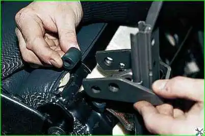 Зняття переднього крісла та санчат Зняття переднього крісла та санок