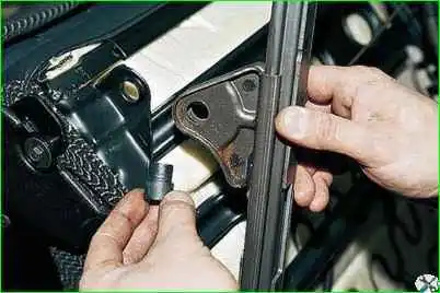 Зняття переднього крісла та санчат Зняття переднього крісла та санок