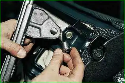 Зняття переднього крісла та санок Зняття переднього крісла та санок