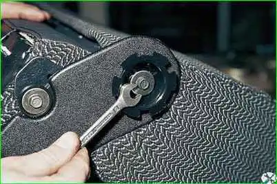 Зняття переднього крісла та санчат Зняття переднього крісла та санок