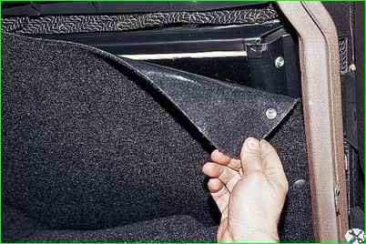 Removing the rear seat and its fastening parts