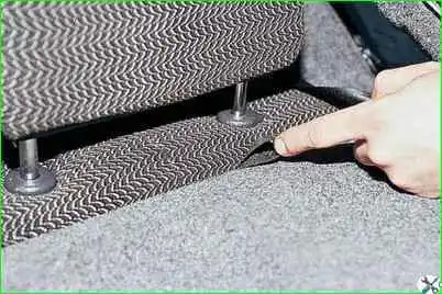 Зняття заднього сидіння та деталей його кріплення Зняття заднього сидіння та деталей його кріплення