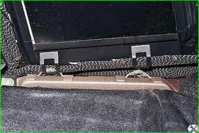 Зняття заднього сидіння та деталей його кріплення Зняття заднього сидіння та деталей його кріплення