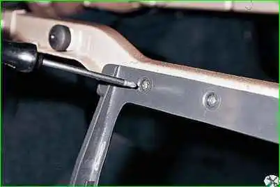 Зняття заднього сидіння та деталей його кріплення Зняття заднього сидіння та деталей його кріплення