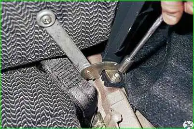 Зняття заднього сидіння та деталей його кріплення Зняття заднього сидіння та деталей його кріплення