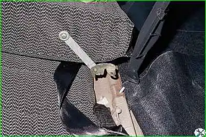 Зняття заднього сидіння та деталей його кріплення Зняття заднього сидіння та деталей його кріплення