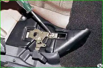 Зняття заднього сидіння та деталей його кріплення Зняття заднього сидіння та деталей його кріплення