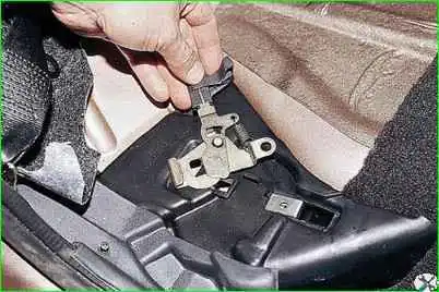 Зняття заднього сидіння та деталей його кріплення Зняття заднього сидіння та деталей його кріплення