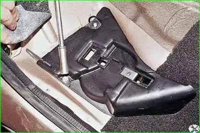 Зняття заднього сидіння та деталей його кріплення Зняття заднього сидіння та деталей його кріплення