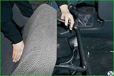 Зняття переднього крісла та санчат Зняття переднього крісла та санок