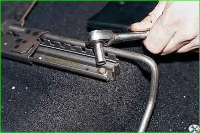 Зняття переднього крісла та санчат Зняття переднього крісла та санок