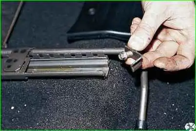 Зняття переднього крісла та санчат Зняття переднього крісла та санок