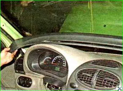 Ausbau und Einbau eines Armaturenbretts im Auto