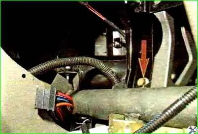 Ausbau und Einbau eines Armaturenbretts im Auto