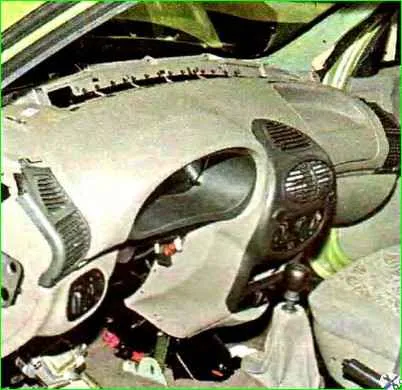 Ausbau und Einbau eines Armaturenbretts im Auto