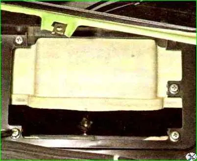 Ausbau und Einbau eines Auto-Armaturenbretts