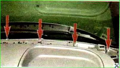 Ausbau und Einbau eines Armaturenbretts im Auto