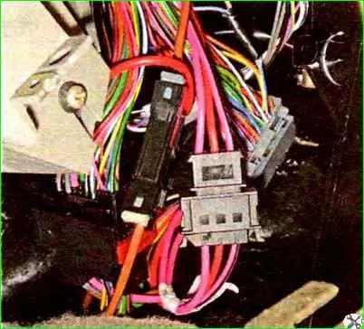 Ausbau und Einbau eines Armaturenbretts im Auto