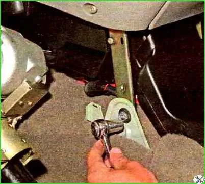 Ausbau und Einbau eines Armaturenbretts im Auto