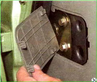 Entfernen und Einbauen eines Auto-Armaturenbretts
