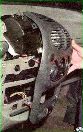 Removing and installing the instrument panel