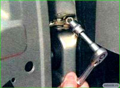 Removing and installing the door opening limiter