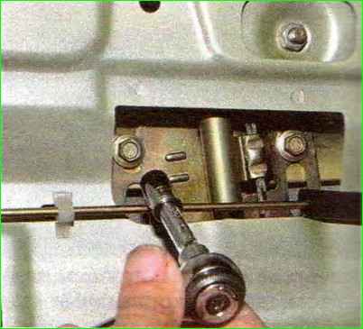Replacing the rear door window lift mechanism