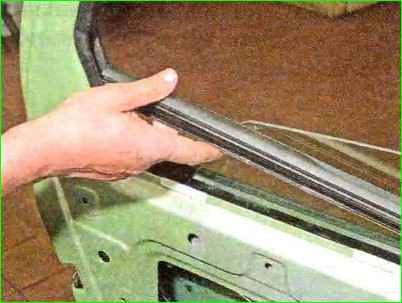 Replacement of rear door glass