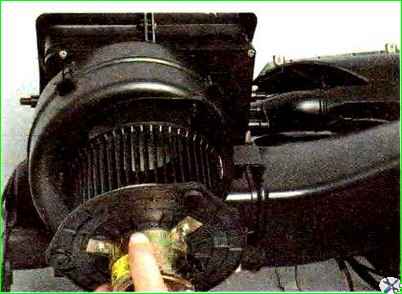 Removing and installing the electric heater motor
