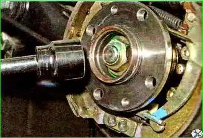 Қалай артқы доңғалақтың мойынтіректерін тексеру және ауыстыру Артқы доңғалақтың мойынтіректерін тексеру және ауыстыру жолы