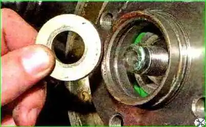 Қалай артқы доңғалақ мойынтірегін тексеру және ауыстыру Артқы доңғалақтың мойынтіректерін тексеру және ауыстыру жолы