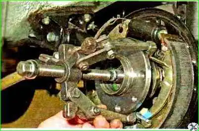 Артқы доңғалақтың мойынтіректерін тексеру және ауыстыру жолы Артқы доңғалақтың мойынтіректерін тексеру және ауыстыру жолы