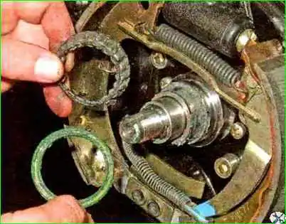 Қалай артқы доңғалақ мойынтірегін тексеру және ауыстыру Артқы доңғалақтың мойынтіректерін тексеру және ауыстыру жолы