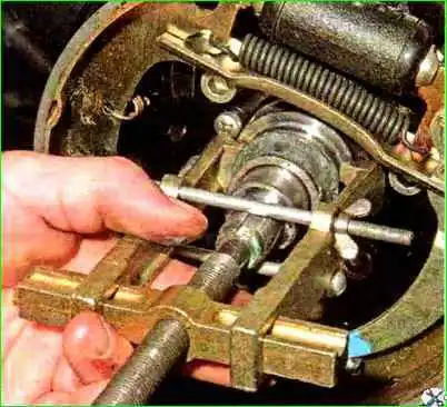 Қалай артқы доңғалақ мойынтірегін тексеру және ауыстыру Артқы доңғалақтың мойынтіректерін тексеру және ауыстыру жолы