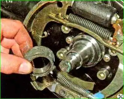 Қалай артқы доңғалақ мойынтірегін тексеру және ауыстыру Артқы доңғалақтың мойынтіректерін тексеру және ауыстыру жолы