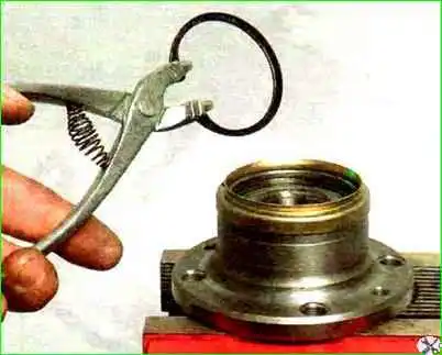 Қалай артқы доңғалақ мойынтірегін тексеру және ауыстыру Артқы доңғалақтың мойынтіректерін тексеру және ауыстыру жолы