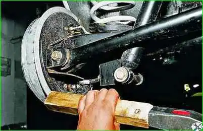 Қалай артқы доңғалақ мойынтірегін тексеру және ауыстыру Артқы доңғалақтың мойынтіректерін тексеру және ауыстыру жолы