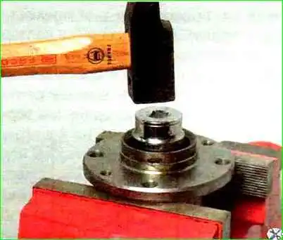 Қалай артқы доңғалақ мойынтірегін тексеру және ауыстыру Артқы доңғалақтың мойынтіректерін тексеру және ауыстыру жолы