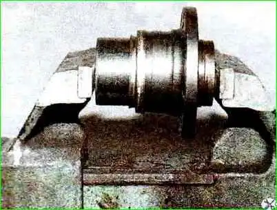 Қалай артқы доңғалақ мойынтірегін тексеру және ауыстыру Артқы доңғалақтың мойынтіректерін тексеру және ауыстыру жолы