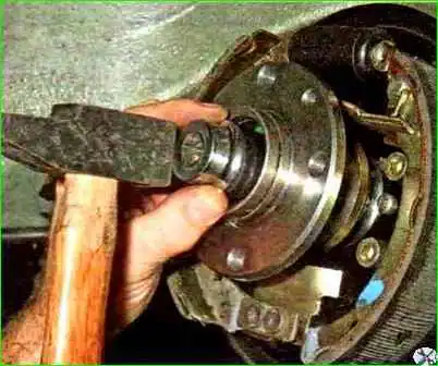 Қалай артқы доңғалақ мойынтірегін тексеру және ауыстыру Артқы доңғалақтың мойынтіректерін тексеру және ауыстыру жолы