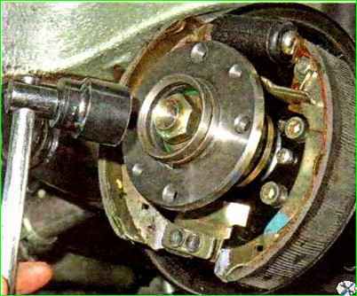 How to check and replace the rear wheel bearing