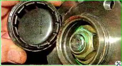 Қалай артқы доңғалақ мойынтірегін тексеру және ауыстыру Артқы доңғалақтың мойынтіректерін тексеру және ауыстыру жолы