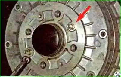 Қалай артқы доңғалақ мойынтірегін тексеру және ауыстыру Артқы доңғалақтың мойынтіректерін тексеру және ауыстыру жолы